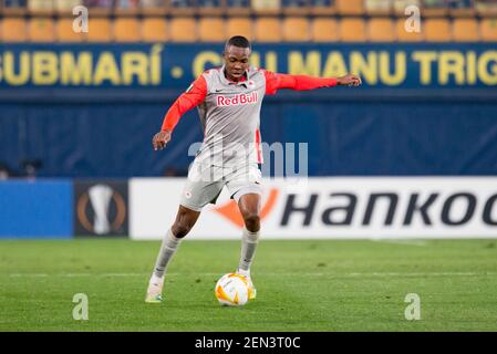 Valencia, Spanien. Februar 2021, 25th. Enock Mwepu vom FC Red Bull Salzburg in Aktion gesehen während der Europa League Runde 32 Fußballspiel zwischen Villarreal CF und FC Red Bull Salzburg im Estadio de la Ceramica.(Endstand; Villarreal 2:1 FC Red Bull Salzburg) Credit: SOPA Images Limited/Alamy Live News Stockfoto