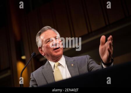 Der Senator der Vereinigten Staaten, Tommy Tuberville (Republikaner von Alabama), spricht während der Bestätigungsanhörungen von Vivek Murthy und Rachel Levine vor dem Ausschuss für Gesundheit, Bildung, Arbeit und Renten des Senats in Washington am Donnerstag, den 25. Februar 2021. Murthy wird zum Ärztlichen Direktor im regulären Korps des öffentlichen Gesundheitsdienstes und zum Chirurgen General des öffentlichen Gesundheitsdienstes ernannt.Levine wird zum stellvertretenden Sekretär des Gesundheitsministeriums und des Gesundheitsdienstes ernannt.Quelle: Caroline Brehman /Pool via CNP - Nutzung weltweit Stockfoto