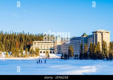 Winteransicht des Fairmont Château Lake Louise im Banff Nationalpark, Kanada Stockfoto