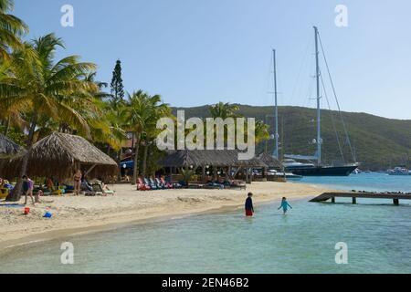 Palapas am Sandstrand am Bitter End Yacht Club, Gorda Sound, Virgin Gorda, Britische Jungferninseln Stockfoto