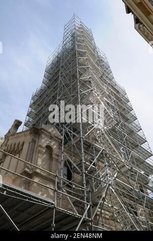 Chapelle de la Vierge gekrönt mit Statue der Maria unter Restaurierung, Basilika Notre-Dame de Fourviere, Lyon, Frankreich Stockfoto