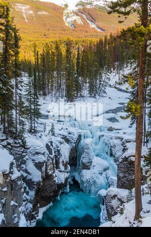 Schöne Aussicht auf die Sunwapta Upper Falls im Jasper Nationalpark, Kanada Stockfoto