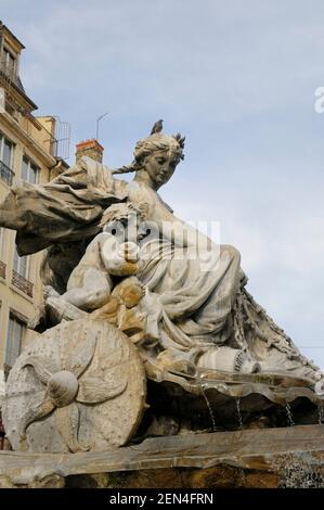 Frauen und Kind im Wagen, Fontaine Bartholdi, Place des Terreaux Stockfoto