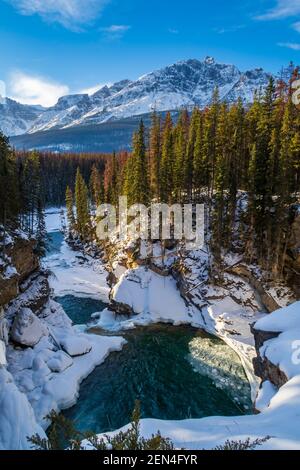 Schöne Aussicht auf Sunwapta Lower Falls im Jasper Nationalpark, Kanada Stockfoto