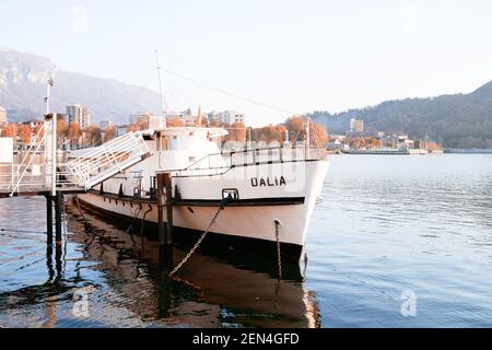 Das See Tour Kreuzfahrtschiff dockte im Hafen, Lecco Seeufer, Como Seengebiet. Traditionelles italienisches Seendorf am Herbsttag. Lecco, Italien - Stockfoto