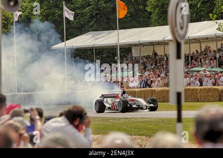 Jenson Knopf verbrennt Gummi in seiner BAR Honda an der Goodwood Festival of Speed Stockfoto