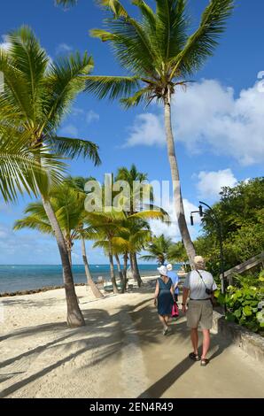 Spaziergang am Strand, Bitter End Yacht Club, Gorda Sound, Virgin Gorda, Britische Jungferninseln Stockfoto