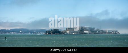 Alcatraz Island und Nebel in San Francisco Bay, Kalifornien, USA Stockfoto