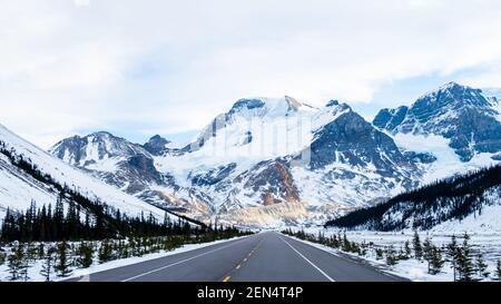 Panoramasicht auf den Icefields parkway (Highway 93) in Alberta, Kanada Stockfoto