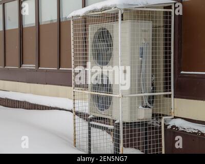 Klimaanlage Kompressor Außenanlage außerhalb des Hauses installiert. Stockfoto