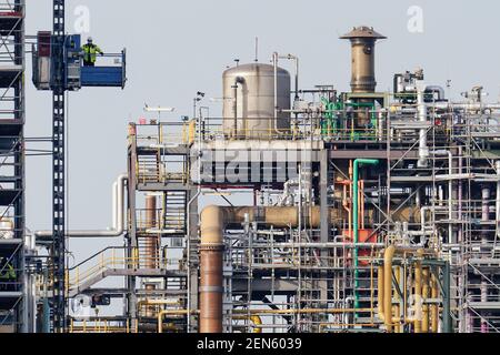 Ludwigshafen, Deutschland. Februar 2021, 24th. Ein Arbeiter fährt in einem Aufzug neben Gebäuden auf dem Gelände des Chemieunternehmens BASF. Das Unternehmen wird seine Zahlen für das vergangene Geschäftsjahr am Freitag (Feb L 26, S. Quelle: Uwe Anspach/dpa/Alamy Live News Stockfoto