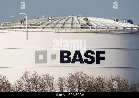 Ludwigshafen, Deutschland. Februar 2021, 24th. Der Schriftzug "BASF" ist auf einem Container auf dem Gelände des Chemieunternehmens BASF abgebildet. Das Unternehmen wird seine Zahlen für das vergangene Geschäftsjahr am Freitag (Feb L 26, S. Quelle: Uwe Anspach/dpa/Alamy Live News Stockfoto