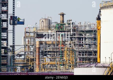 Ludwigshafen, Deutschland. Februar 2021, 24th. Ein Arbeiter fährt in einem Aufzug neben Gebäuden auf dem Gelände des Chemieunternehmens BASF. Das Unternehmen wird seine Zahlen für das vergangene Geschäftsjahr am Freitag (Feb L 26, S. Quelle: Uwe Anspach/dpa/Alamy Live News Stockfoto