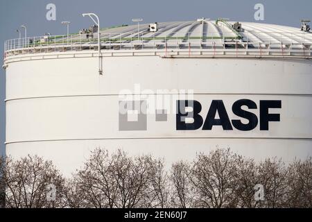 Ludwigshafen, Deutschland. Februar 2021, 24th. Der Schriftzug "BASF" ist auf einem Container auf dem Gelände des Chemieunternehmens BASF abgebildet. Das Unternehmen wird seine Zahlen für das vergangene Geschäftsjahr am Freitag (Feb L 26, S. Quelle: Uwe Anspach/dpa/Alamy Live News Stockfoto