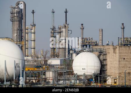 Ludwigshafen, Deutschland. Februar 2021, 24th. Gebäude auf dem Gelände des Chemieunternehmens BASF. Das Unternehmen wird seine Zahlen für das vergangene Geschäftsjahr am Freitag (Feb L 26, S. Quelle: Uwe Anspach/dpa/Alamy Live News Stockfoto