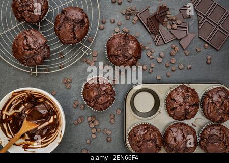 Hausgemachte doppelte Schokolade Muffins Stockfoto