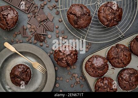 Hausgemachte doppelte Schokolade Muffins Stockfoto