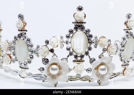 Die Hochzeitskrone meiner Frau auf weißem Hintergrund Stockfoto