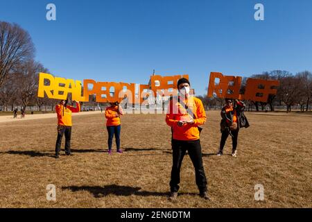 Washington, DC, USA, 25. Februar 2021. Im Bild: Demonstranten forderten den Kongress auf, regelmäßige Zahlungen an alle in den USA zu leisten und einen Weg zur Staatsbürgerschaft für nicht dokumentierte Bewohner zu schaffen. Kredit: Allison C Bailey/Alamy Live Nachrichten Stockfoto