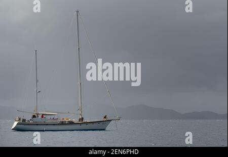 Segelboot, das seinen Anker in Manchioneel Bay, Cooper Island, Britische Jungferninseln setzt Stockfoto