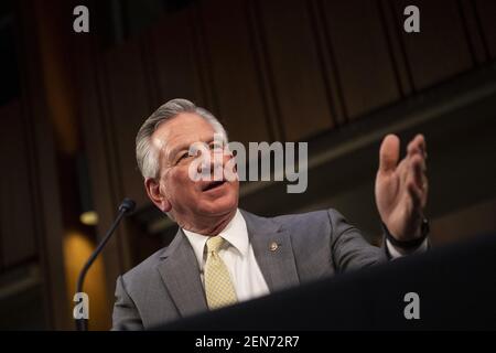 USA - 25. Februar: Senator Tommy Tuberville, R-Ala., spricht während der Bestätigungsverhörungen von Vivek Murthy und Rachel Levine vor dem Senatsausschuss für Gesundheit, Bildung, Arbeit und Altersversorgung in Washingto, DC, USA am Donnerstag, 25. Februar 2021. Murthy wird zum Ärztlichen Direktor im regulären Korps des öffentlichen Gesundheitsdienstes und zum Chirurgen General des öffentlichen Gesundheitsdienstes ernannt und Levine wird zum stellvertretenden Sekretär des Gesundheitsministeriums und des Gesundheitsdienstes ernannt. Foto von Caroline Brehman/Pool/ABACAPRESS.COM Stockfoto