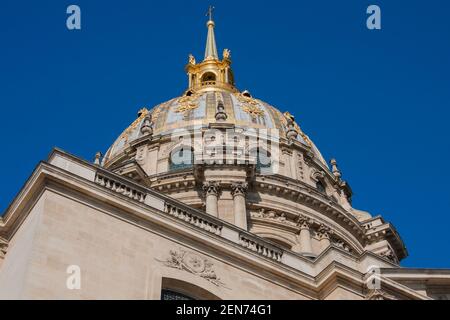 Top Detail der goldenen Dôme des Invalides (Invalidendom) ehemalige Kirche mit Napoleon Bonaparte Grab in Paris, Frankreich unter klarem blauen Himmel Stockfoto