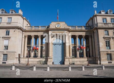 Palais Bourbon (Bourbon Palast) oder Französische Nationalversammlung Hintereingang an der Universität Straße in Paris, Frankreich Stockfoto