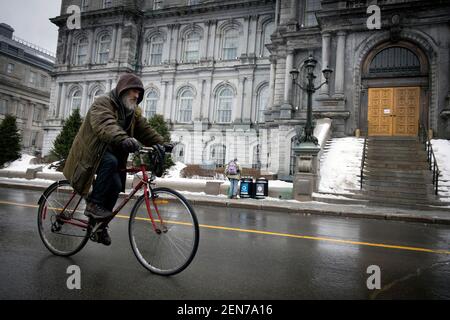 Mann auf dem Fahrrad in Montreal während des Schneesturms Stockfoto