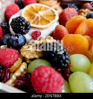 Wunderschöne Käse- und Obstplatte Stockfoto