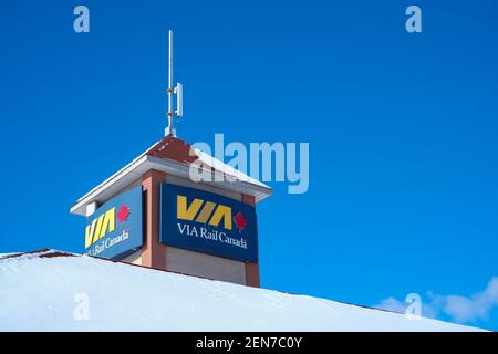 Ottawa, Ontario, Kanada - 25. Februar 2021: Schilder für die Fallowfield VIA Rail Canada Station in Ottawa's Barrhaven Gemeinde. Stockfoto