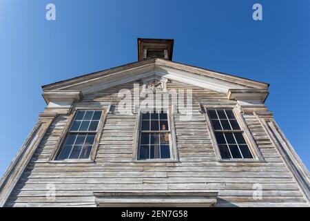 Blick auf das Freimaurer Lodge Schulhaus an der Main Street in der Geisterstadt Bannack in Beaverhead County, Montana. Gegründet 1862 und erklärt Stockfoto