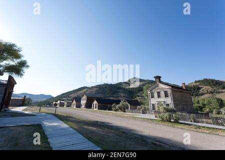 Blick auf die Main Street in der Geisterstadt Bannack in Beaverhead County, Montana. 1862 gegründet und 1961 zum Nationalen Historischen Wahrzeichen erklärt, Stockfoto