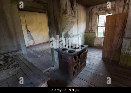 Eine verfallene Küche eines ehemaligen Privathauses in der Geisterstadt Bannack in Beaverhead County, Montana. Gegründet im Jahr 1862 und erklärt ein National Stockfoto