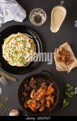 Abendessen mit gebratenen Garnelen und Pasta in weißer Sauce Stockfoto