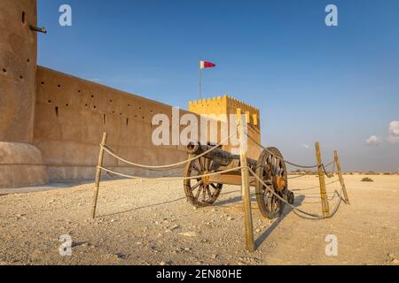 Blick auf die Festung Zubara und den alten Kanon davor. Stockfoto