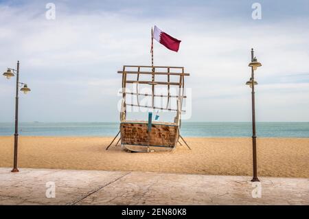 Altes Schiff gestrandet an einem Strand. Stockfoto