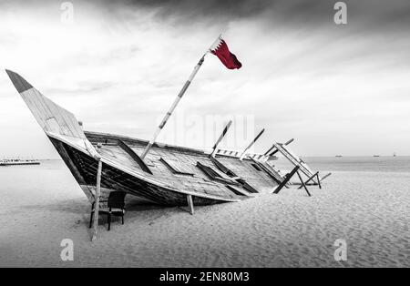 Altes Schiff gestrandet an einem Sandstrand. Stockfoto