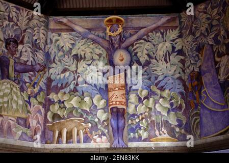 Wandbild von schwarzem Christus (1962) von Jean Charlot in der Kirche des hl. Franz Xaver in der katholischen Mission Naiserelagi, nordöstlich von Viti Levu, Fidschi Stockfoto