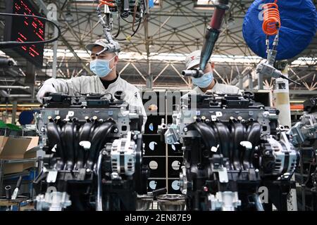 Harbin, Ltd. In der nordchinesischen Provinz Heilongjiang. Februar 2021, 25th. Die Mitarbeiter arbeiten in einer Werkstatt der Harbin Dongan Automotive Engine Manufacturing Co., Ltd. In der nordöstlichen Provinz Heilongjiang, 25. Februar 2021. Im Januar 2021 stiegen der Produktumsatz und der Umsatz im Vergleich zum Vorjahr um 10,79 Prozent bzw. 18,34 Prozent. Quelle: Wang Jianwei/Xinhua/Alamy Live News Stockfoto