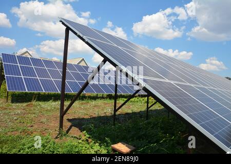 Eine Nahaufnahme auf dem Boden montierte Sonnenkollektoren, Haus-Solarkraftwerk im Hinterhof des Hauses als Beispiel für effiziente Quelle von Altern installiert Stockfoto