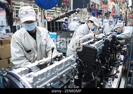 Harbin, Ltd. In der nordchinesischen Provinz Heilongjiang. Februar 2021, 25th. Die Mitarbeiter arbeiten in einer Werkstatt der Harbin Dongan Automotive Engine Manufacturing Co., Ltd. In der nordöstlichen Provinz Heilongjiang, 25. Februar 2021. Im Januar 2021 stiegen der Produktumsatz und der Umsatz im Vergleich zum Vorjahr um 10,79 Prozent bzw. 18,34 Prozent. Quelle: Wang Jianwei/Xinhua/Alamy Live News Stockfoto