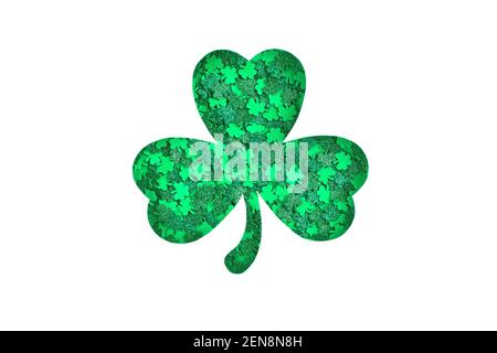 Shamrock Silhouette mit grüner Konfetti Textur auf weißem Hintergrund Stockfoto