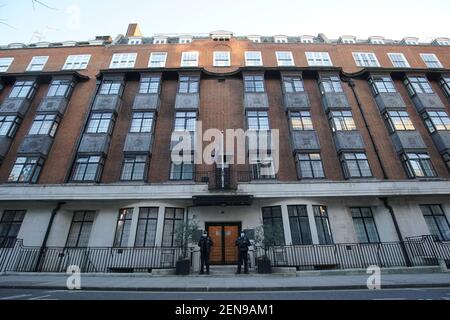 Polizeibeamte stehen am Eingang des King Edward VII Hospital in London, wo der Herzog von Edinburgh am Abend des Dienstag, den 16. Februar, aufgenommen wurde. Bilddatum: Freitag, 26. Februar 2021. Stockfoto