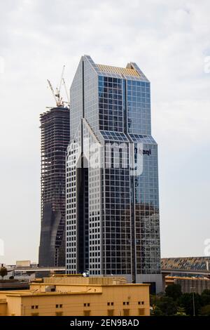Dubai, VAE - 02.25.2021 Blick auf EIN Dusit Thani Hotel in Sheikh Zayed Road. Stockfoto