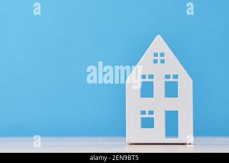Figur des Spielzeughauses auf blauem Hintergrund mit Kopie Platz Stockfoto