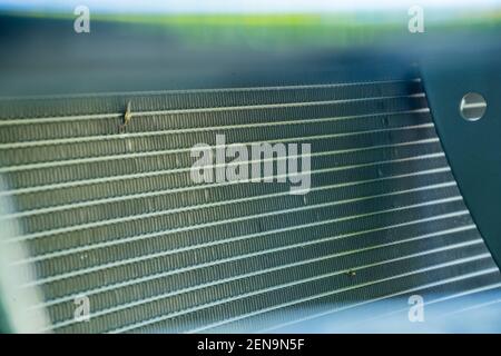 Nahaufnahme der Aluminiumlamelle der Kühlkondensator-Spule des Klimasystems. Muster für abstrakten Hintergrund. Stockfoto