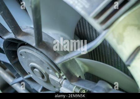 Lüfter des Kühlers auf dem demontierten Auto, Kühlsystem eines alten Autos. Stockfoto