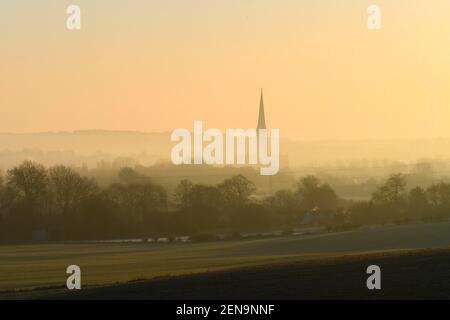 Salisbury, Wiltshire, Großbritannien. 26th. Februar 2021. Wetter in Großbritannien. Der Turm der Salisbury Cathedral in Wiltshire erhebt sich bei Sonnenaufgang aus dem Morgennebel. Bild: Graham Hunt/Alamy Live News Stockfoto