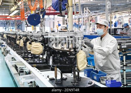 Harbin, Ltd. In der nordchinesischen Provinz Heilongjiang. Februar 2021, 25th. Ein Mann arbeitet in einer Werkstatt der Harbin Dongan Automotive Engine Manufacturing Co., Ltd. In der nordchinesischen Provinz Heilongjiang, 25. Februar 2021. Im Januar 2021 stiegen der Produktumsatz und der Umsatz im Vergleich zum Vorjahr um 10,79 Prozent bzw. 18,34 Prozent. Quelle: Wang Jianwei/Xinhua/Alamy Live News Stockfoto