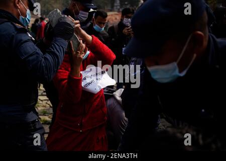 Kathmandu, Nepal. Februar 2021, 26th. Während eines Protestes, der am Freitag, den 26. Februar 2021, eine ordnungsgemäße Restaurierung des jahrhundertealten Kamal Pokhari in Kathmandu fordert, zischten sich Aktivisten mit der Polizei ab. Kamal Pokhari ist ein historischer Teich im Herzen der Hauptstadt. Kredit: Skanda Gautam/ZUMA Wire/Alamy Live Nachrichten Stockfoto